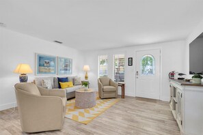 Smart TV, books - Charming House with Private Heated Pool, Lanai. Great location to beach & shops (Anna Maria)
