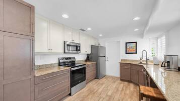 Køleskab, mikrobølgeovn, ovn, kogeplade