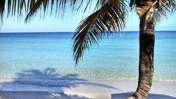 Plage, chaises longues, serviettes de plage