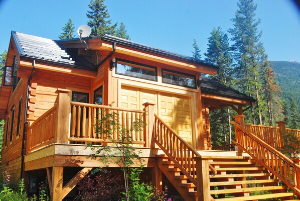 Exterior - Natural Log Lodge in Mt. Robson Park Near Jasper National Park, Alberta (Velmont)
