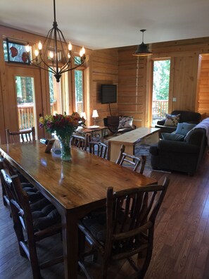 Smart-TV, Kamin, Bücher