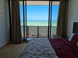 4 bedrooms, iron/ironing board, free WiFi, bed sheets - Escape to Paradise, Minimalist 4-BR Beachfront: 300 Mbps with amazing views (Chicxulub Puerto)