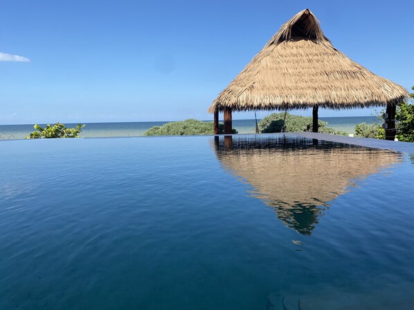 Outdoor pool - Escape to Paradise, Minimalist 4-BR Beachfront: 300 Mbps with amazing views (Chicxulub Puerto)