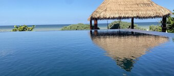 Escape to Paradise, Minimalist 4-BR Beachfront: 300 Mbps with amazing views