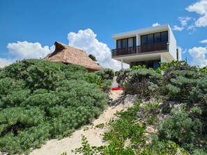 Exterior - Escape to Paradise, Minimalist 4-BR Beachfront: 300 Mbps with amazing views (Chicxulub Puerto)