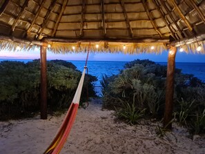 Aan het strand, ligstoelen aan het strand, strandlakens