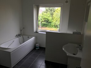 City Apartment, 1 Double Bed with Sofa bed, Garden View, Garden Area | Bathroom - Kongebrogade 77 (Kolding)