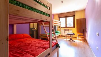 Vierpersoonskamer | Een bureau, gratis wifi, beddengoed