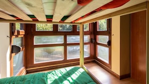 A room with a bed, large windows, and a wooden ceiling. - Albergue Los Avellanos - Hostel (Pilona)