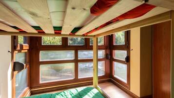 Vierpersoonskamer | Een bureau, gratis wifi, beddengoed