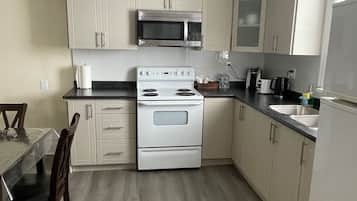 House, 3 Bedrooms | Private kitchen | Coffee/tea maker