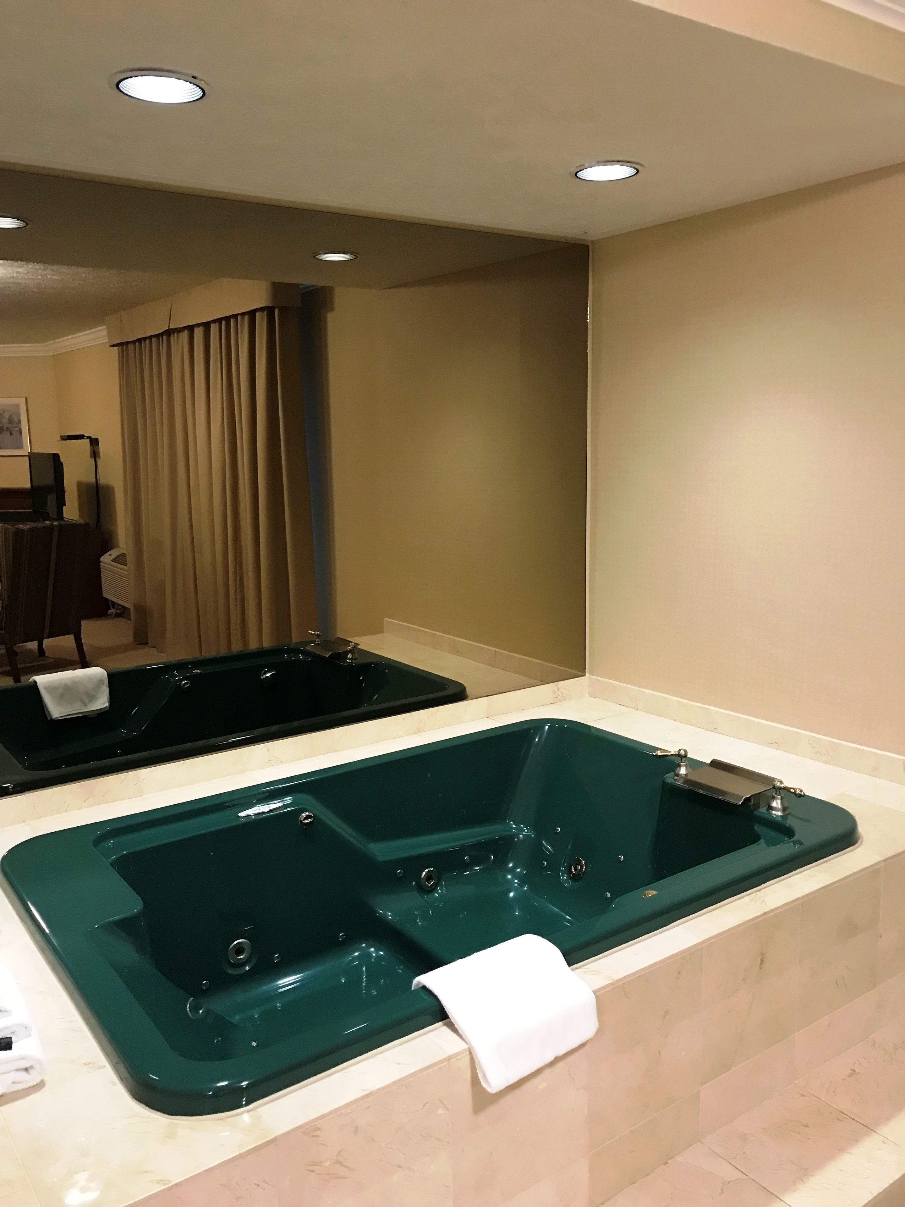 Honeymoon Suite (Master) | Jetted tub