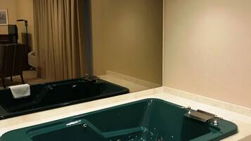 Honeymoon Suite (Master) | Jetted bathtub