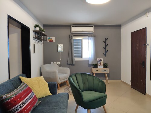 Private & Spacious Apt w Queen Beds PRKG