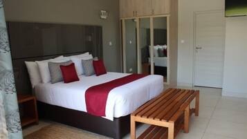 Queen Room | In-room safe, blackout drapes, soundproofing, free WiFi