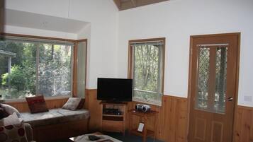 TV, DVD-spiller, bøker og musikkbibliotek