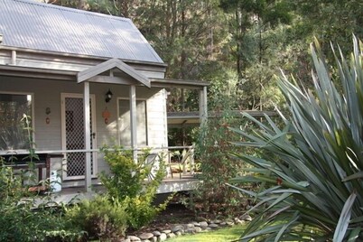 Self contained cottage in 8 acres of amazing gardens adjoining the Ovens River 