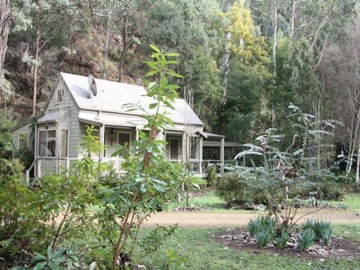 Self contained cottage in 8 acres of amazing gardens adjoining the Ovens River 