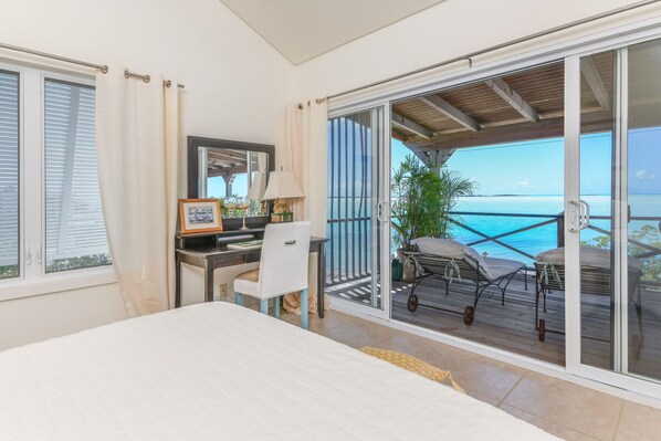 2 dormitorios, escritorio, tabla de planchar con plancha y cuna de viaje