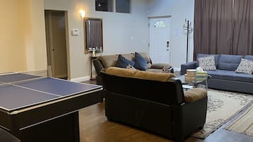 Een smart-tv, een dvd-speler, tafelvoetbal en een tafeltennistafel
