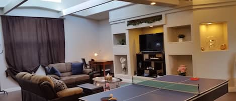 TV connectée, lecteur de DVD, baby-foot, table de tennis de table