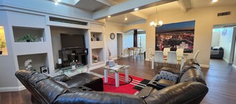 3 habitaciones 2 baños Casa unifamiliar Se aceptan mascotas a 10 minutos del centro / Strip