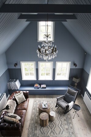 TV connectée, livres, chaîne hi-fi