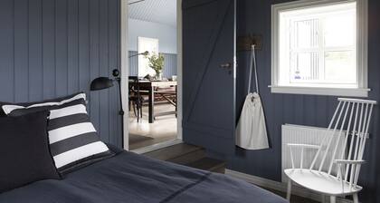 Casa tradicional de la madera por el mar