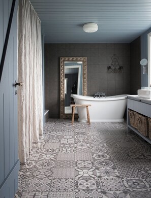 Bathtub, hair dryer, towels