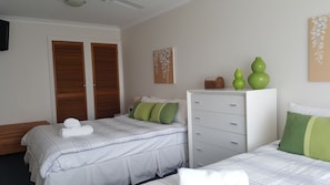 2 habitaciones, escritorio y cortinas blackout 