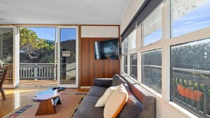 TV, DVD player, stereo - Wilto by the Beach - 4 (1) Wilto Street (NORMANVILLE)