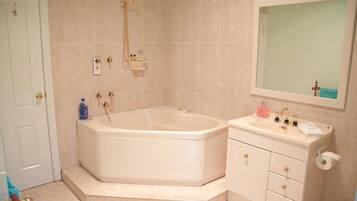 Ensemble douche/baignoire, baignoire à jets, sèche-cheveux