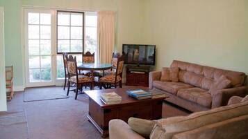 Télévision, lecteur de DVD, vidéothèque