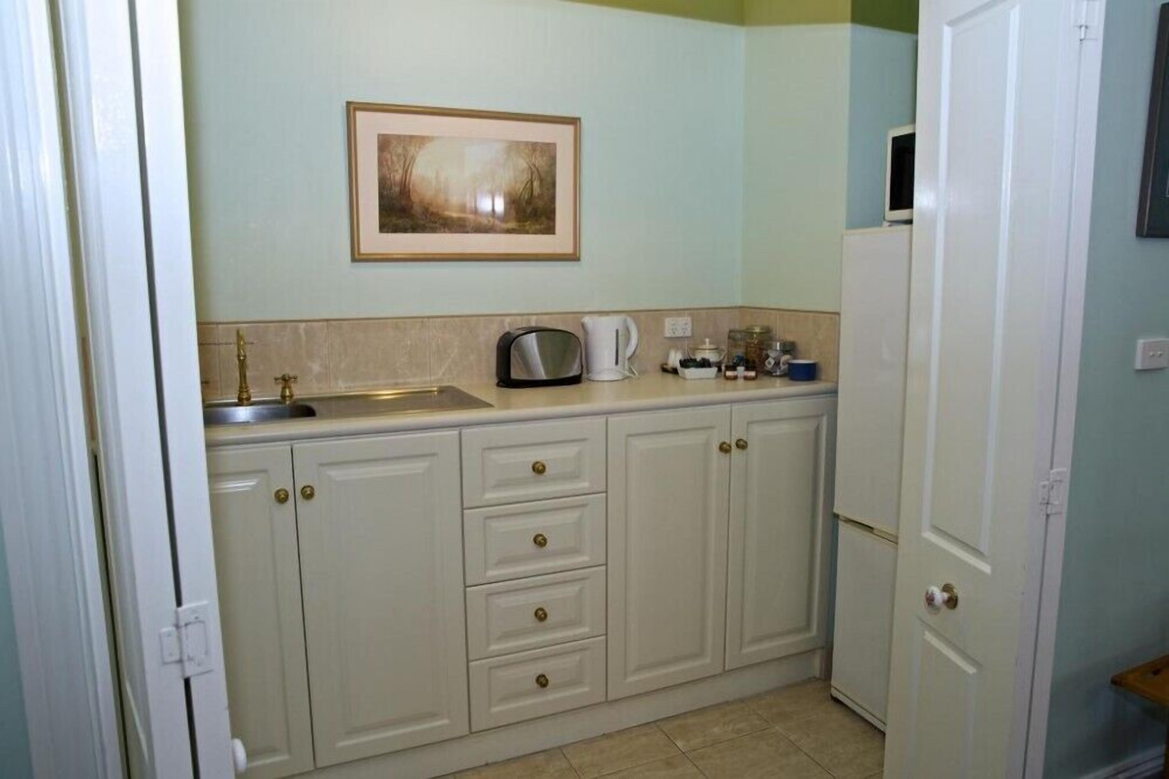 Réfrigérateur, micro-ondes, cafetière/bouilloire