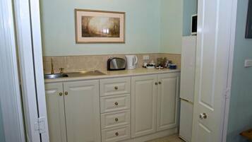 Réfrigérateur, micro-ondes, cafetière/bouilloire