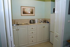 Kühlschrank, Mikrowelle, Wasserkocher mit Kaffee-/Teezubehör