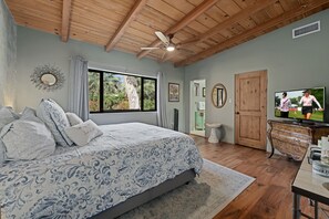 3 bedrooms, desk, iron/ironing board, travel cot