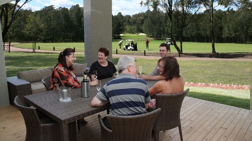 Executive 4-bedroom golf course holiday home