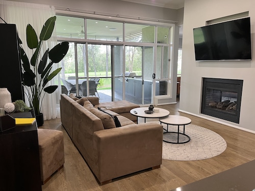 Executive 4-bedroom golf course holiday home