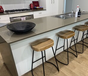 冰箱、微波炉、烤箱、炉灶