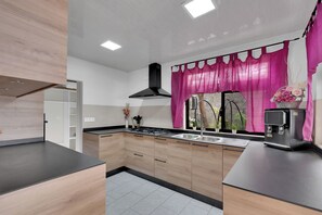 Køleskab, mikrobølgeovn, ovn, kogeplade