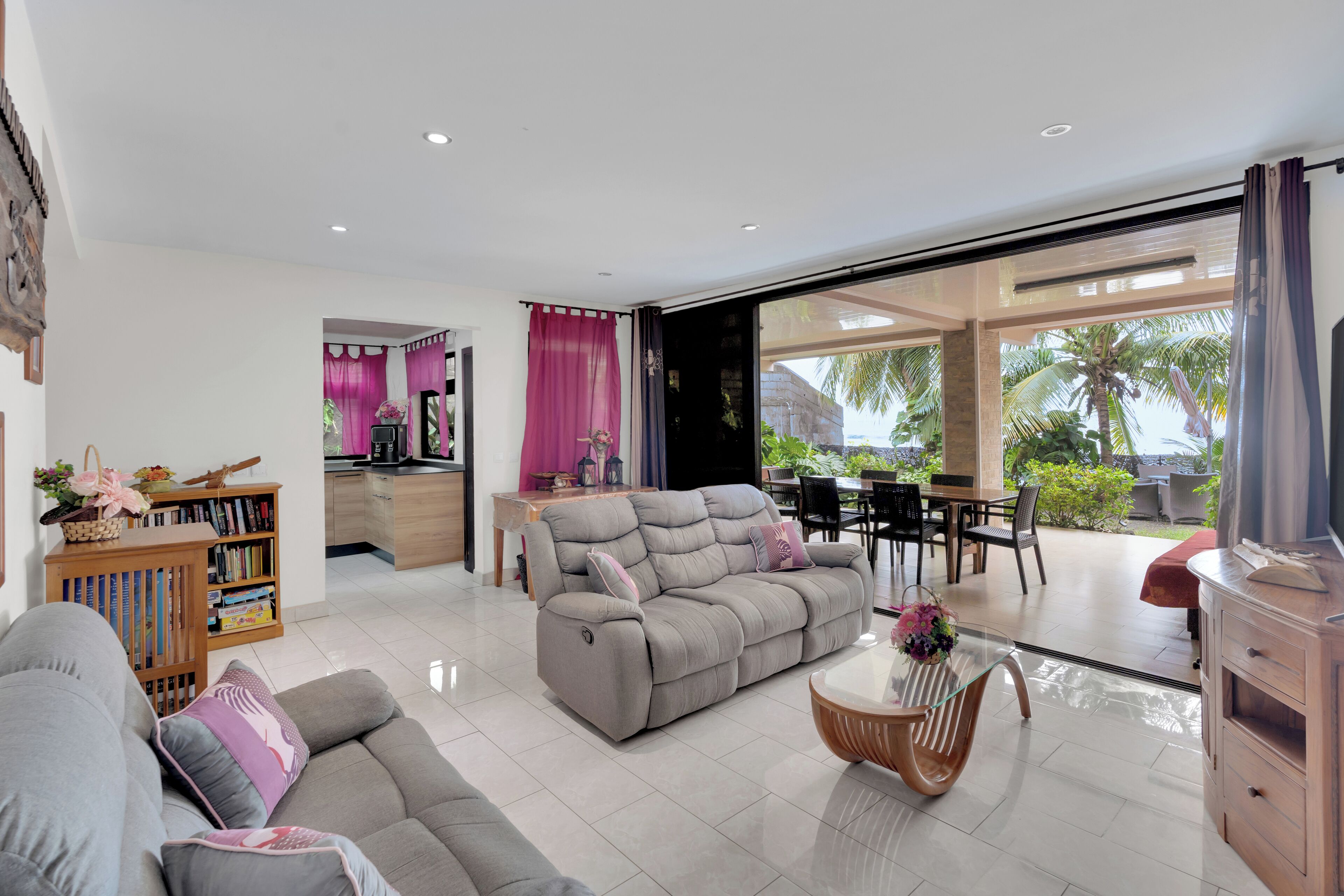 Älytelevisio, DVD-soitin, kirjoja