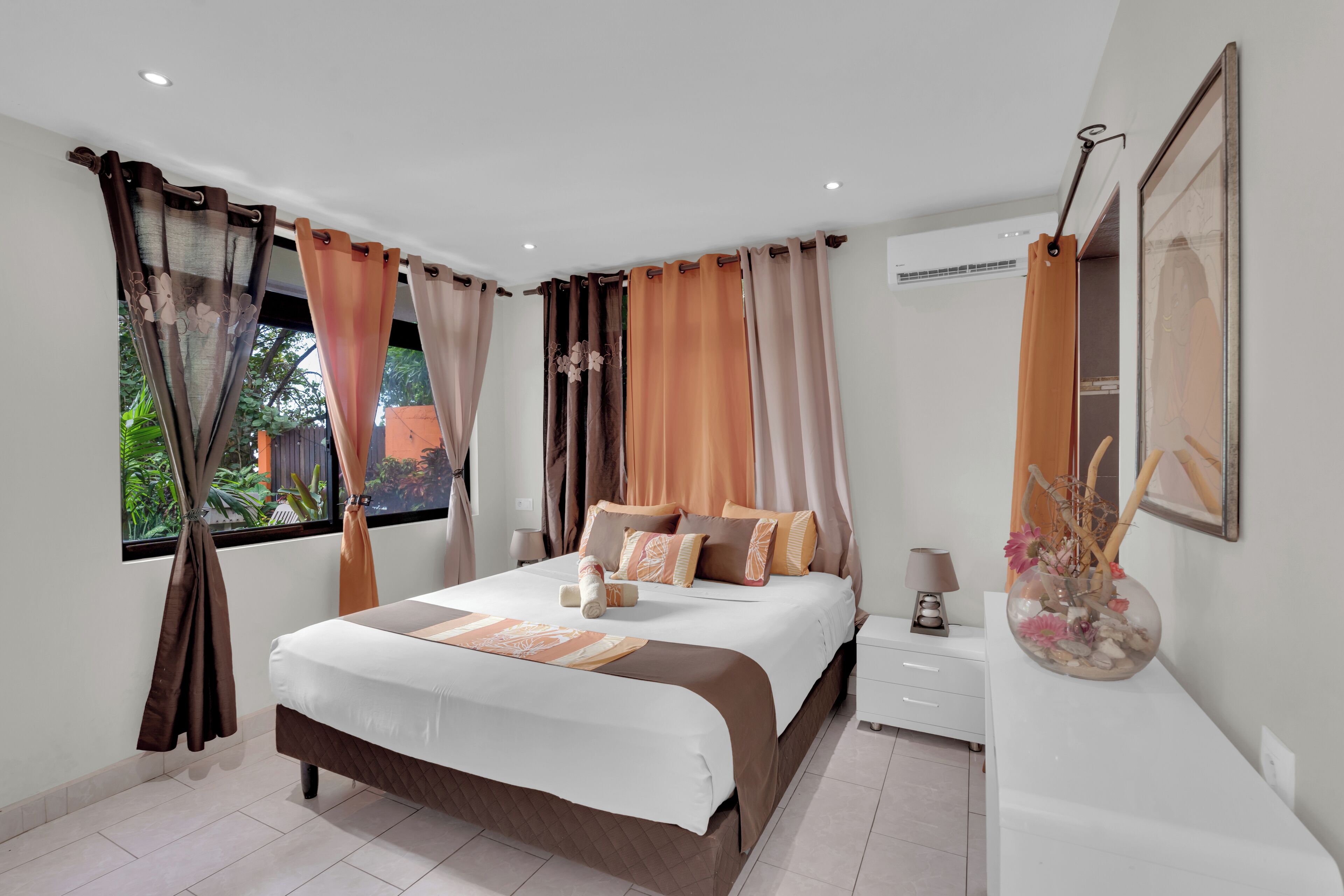 4 makuuhuonetta, työpöytä, silitysrauta/-lauta, ilmainen Wi-Fi