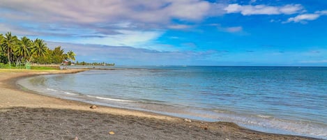 Plage, chaises longues, serviettes de plage
