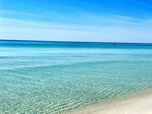 Playa en los alrededores, camastros y sombrillas 