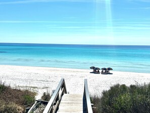 Playa en los alrededores, camastros y sombrillas 