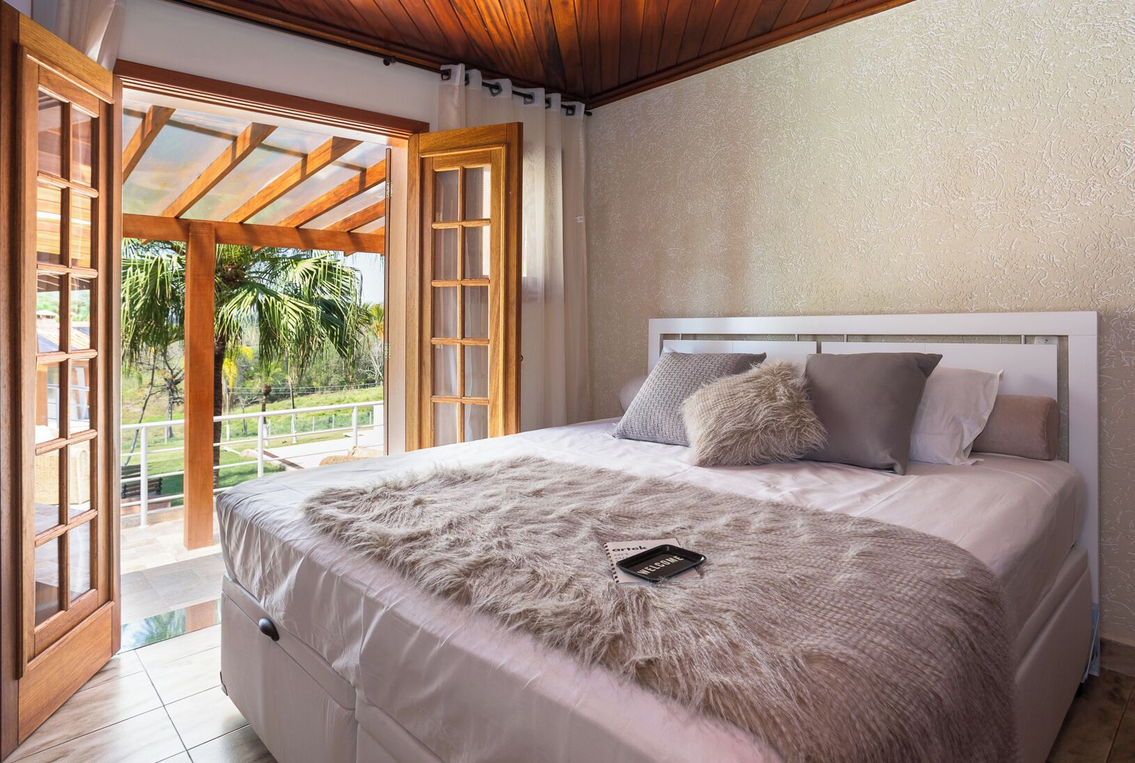 5 quartos, ferros/tábuas de passar roupa, Wi-Fi, roupa de cama