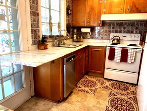 Fridge, microwave, oven, stovetop - Huge backyard 
Close to Downtown
Quiet neighborhood 

 (Savannah)