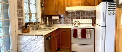 Frigorífico, microondas, horno y placa de cocina