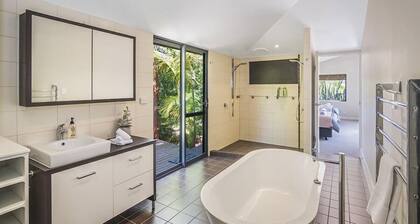 Margaret River Manor -Stylish & modern home, set on 2 acres of manicured gardens